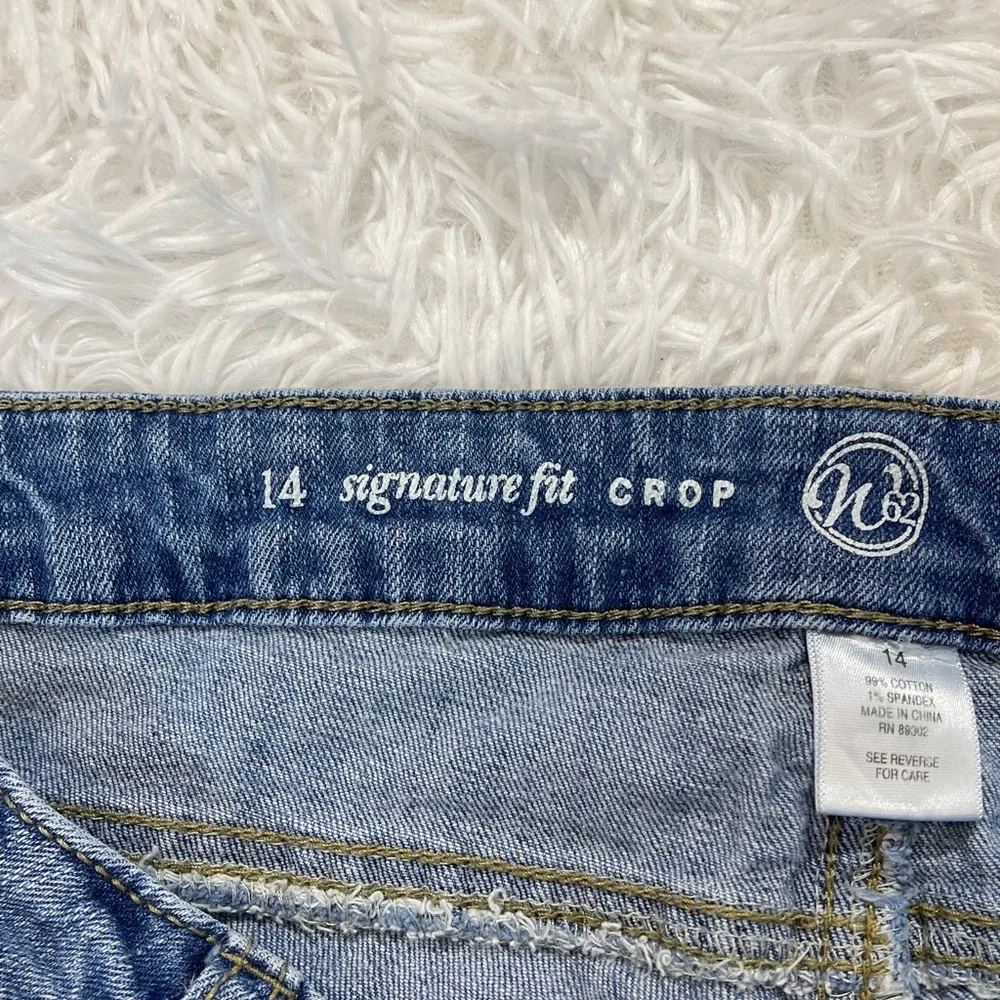 W62, SIGNATURE FIT CROP Stylish Blue Distressed Women Jeans SIZE 14